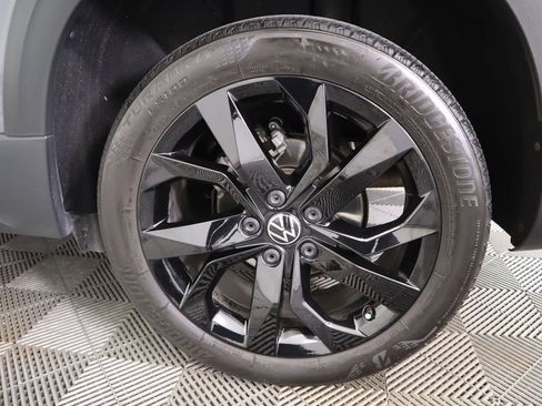 Certified 2024 Volkswagen Taos SE image 31