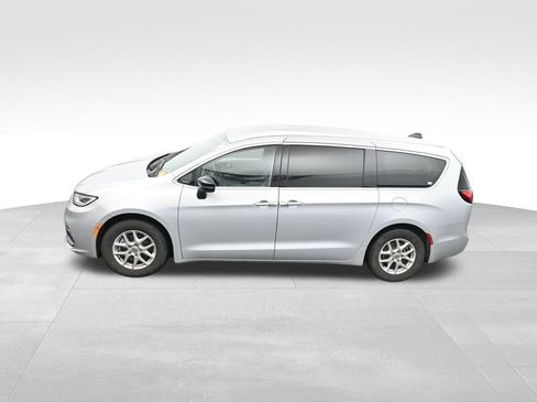 Used 2024 Chrysler Pacifica Touring-L FWD image 41