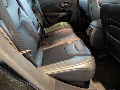 Used 2019 Jeep Cherokee Latitude Plus w/ Cold Weather Group AWD/4WD image 19