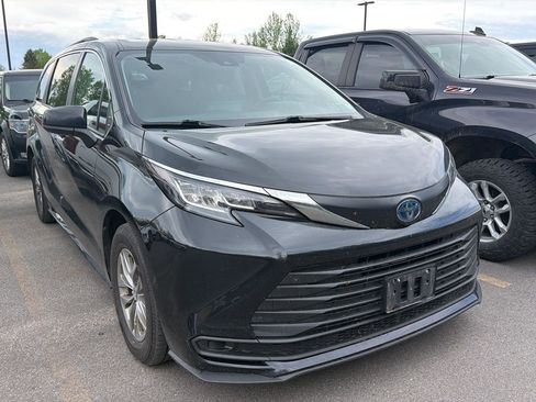 Used 2022 Toyota Sienna LE AWD/4WD image 3