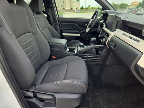 Used 2024 Toyota Tacoma TRD Off-Road AWD/4WD image 31