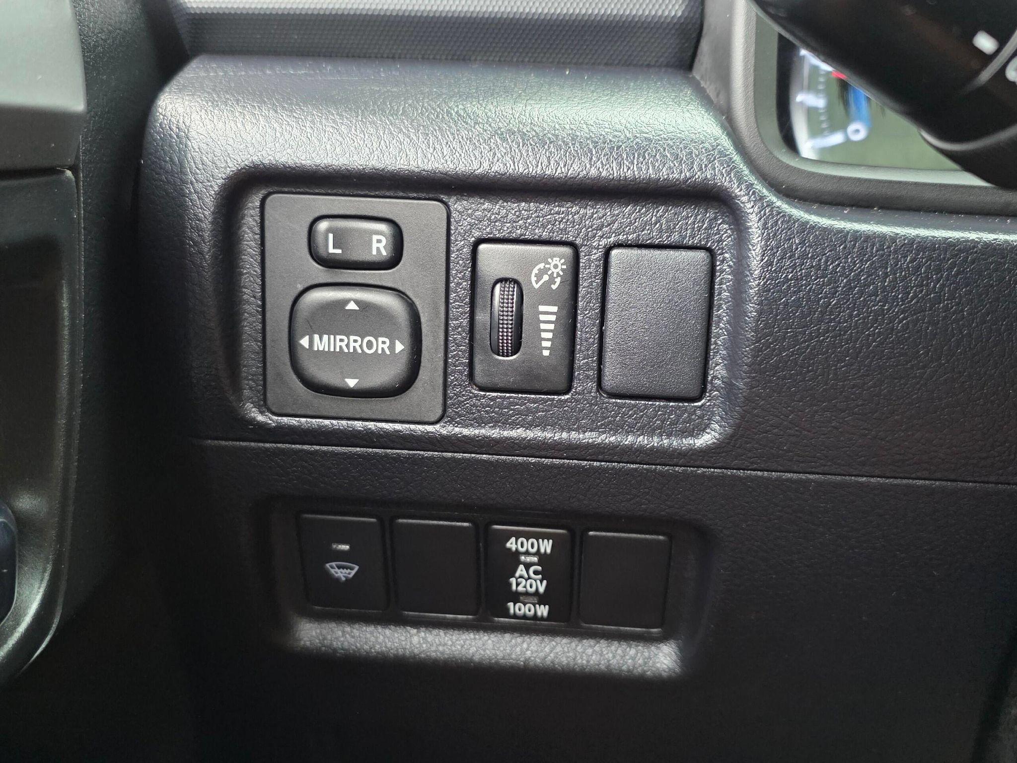 Used 2018 Toyota 4Runner SR5 AWD/4WD image 21