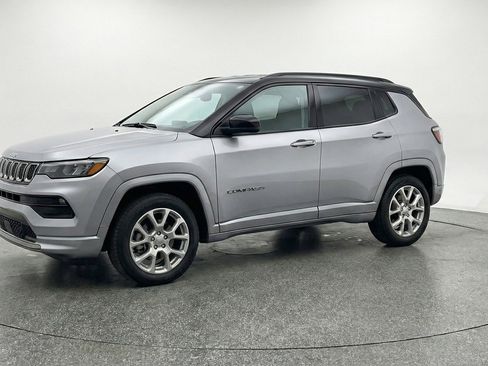 Used 2025 Jeep Compass Limited AWD/4WD image 3