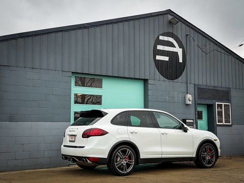 Used 2013 Porsche Cayenne Turbo image 9
