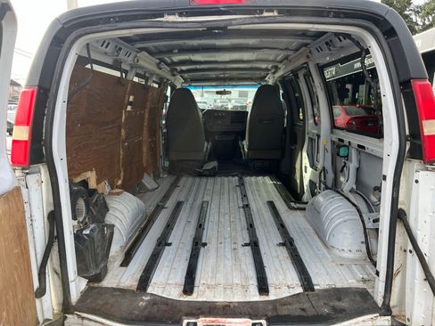 Used 2010 Chevrolet Express 3500 LS image 17