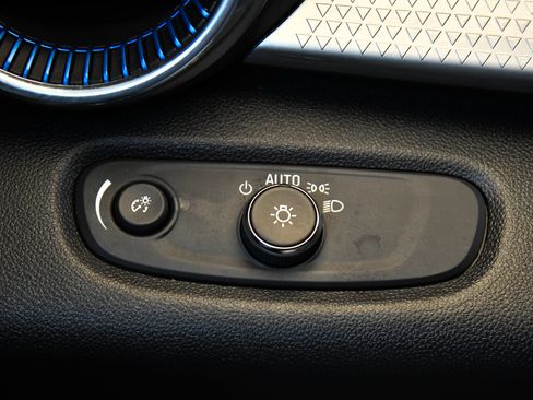 Used 2025 Chevrolet Trax LT FWD image 32