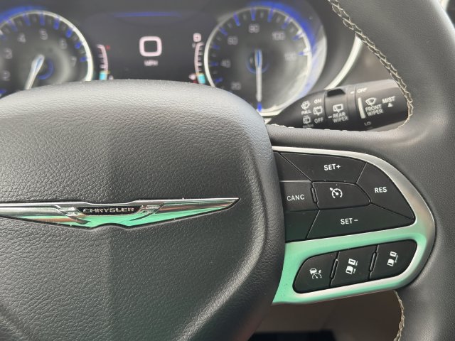 Certified 2024 Chrysler Pacifica Touring-L FWD image 26