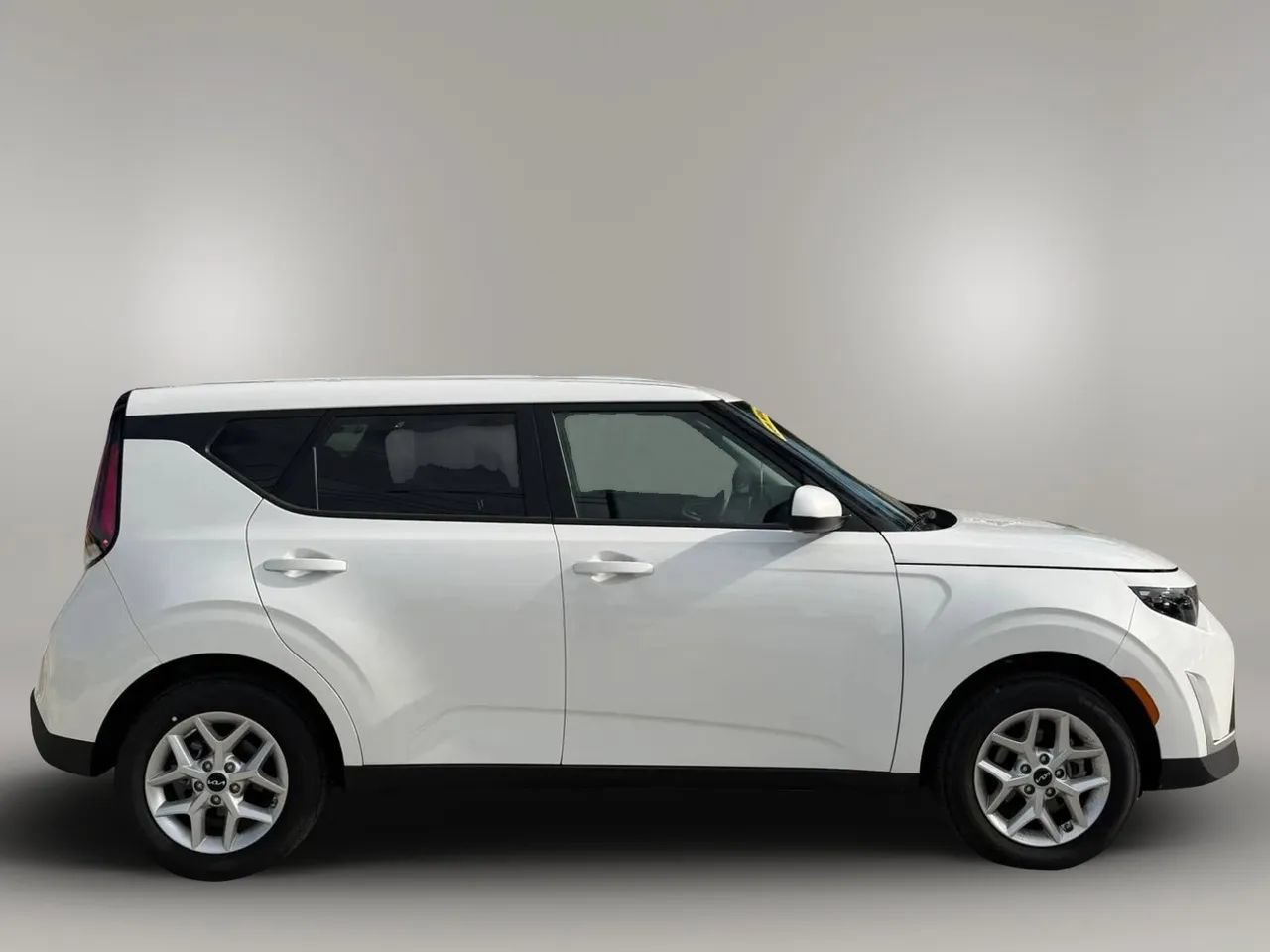 Used 2025 Kia Soul LX w/ LX Technology Package FWD image 9