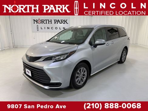 Used 2021 Toyota Sienna LE FWD image 1