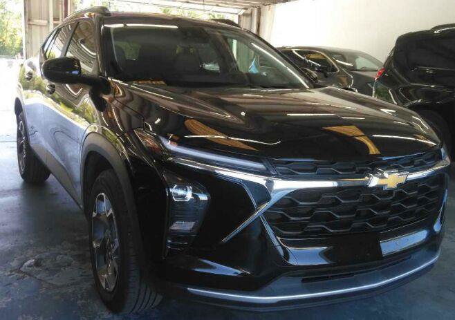 Used 2025 Chevrolet Trax LT FWD image 2