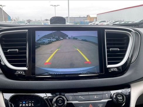 Used 2023 Chrysler Pacifica Touring-L image 20