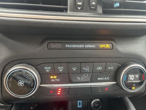 Used 2020 Ford Escape SE image 17