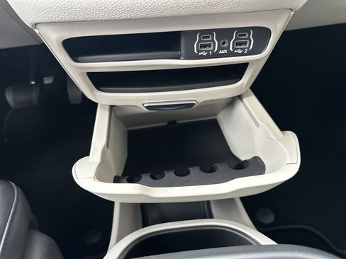 Used 2023 Chrysler Pacifica Touring-L image 32