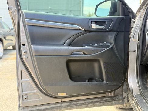 Used 2017 Toyota Highlander SE image 13