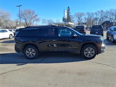 Used 2025 Chevrolet Traverse LT image 2