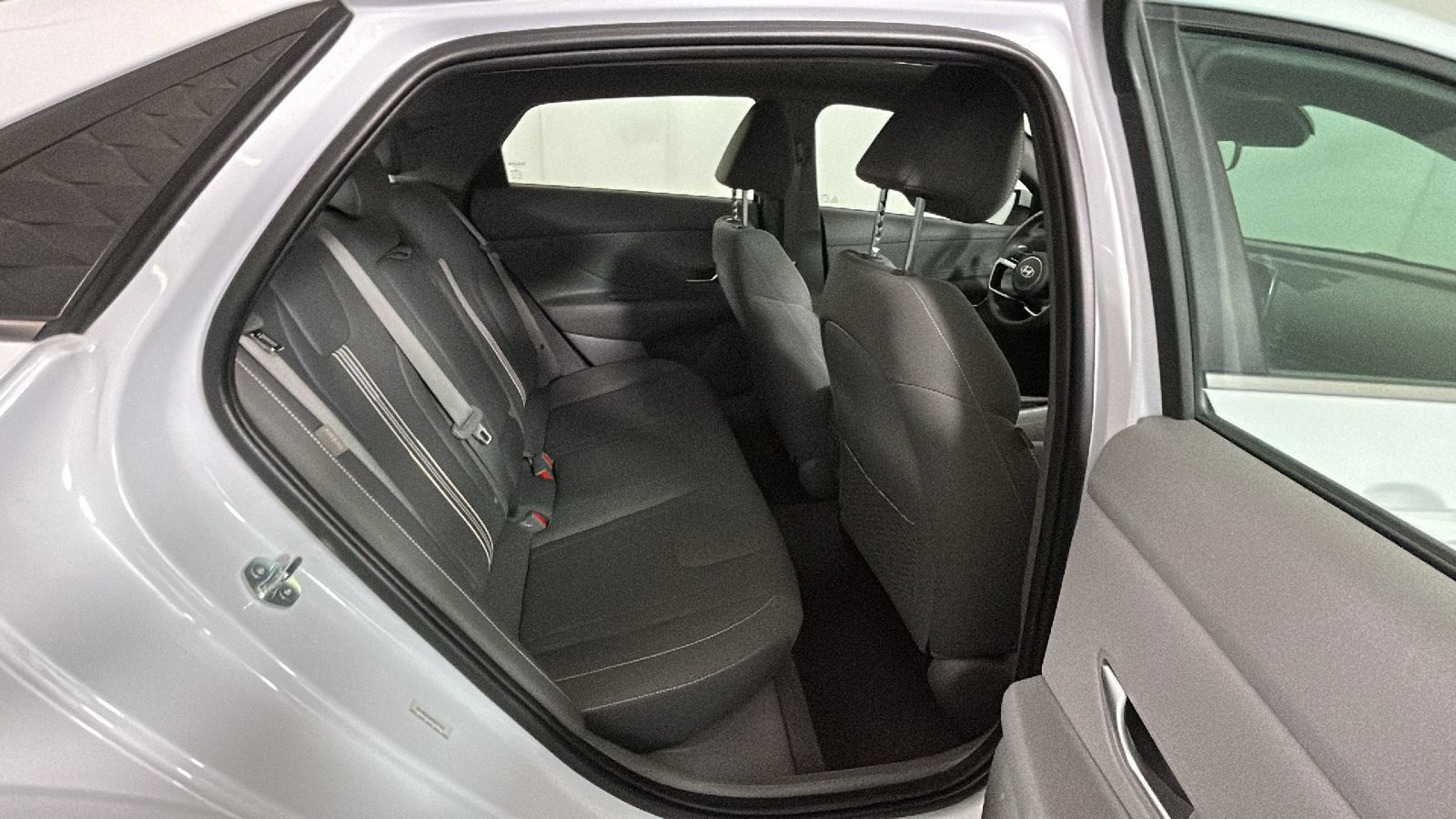 Used 2025 Hyundai Elantra SEL FWD image 34