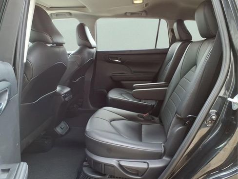Used 2021 Toyota Highlander XLE image 23