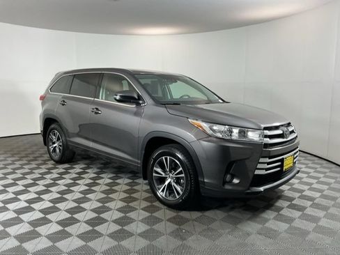 Used 2017 Toyota Highlander Plus AWD/4WD image 3