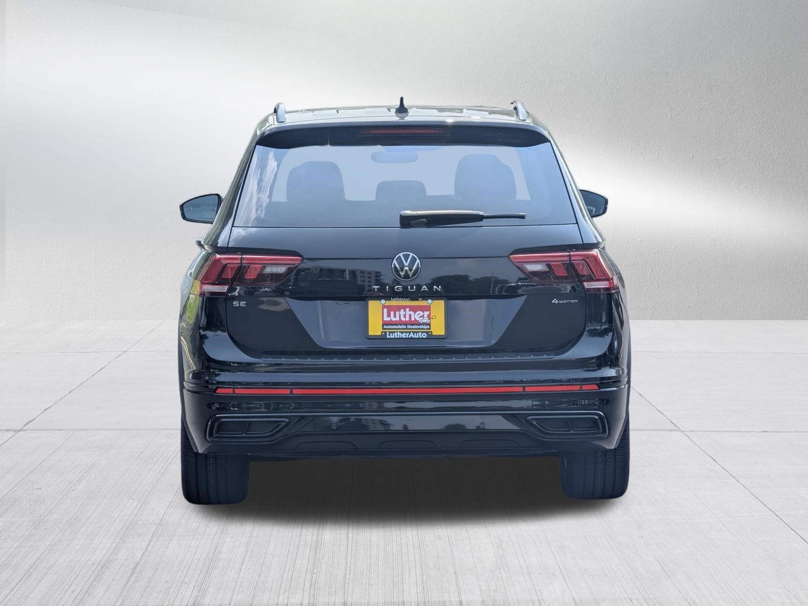Used 2024 Volkswagen Tiguan SE R-Line AWD/4WD image 6
