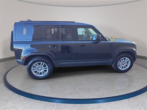 Used 2025 Land Rover Defender 110 S image 4