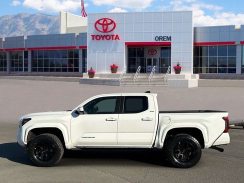 Used 2025 Toyota Tacoma SR5 AWD/4WD image 7