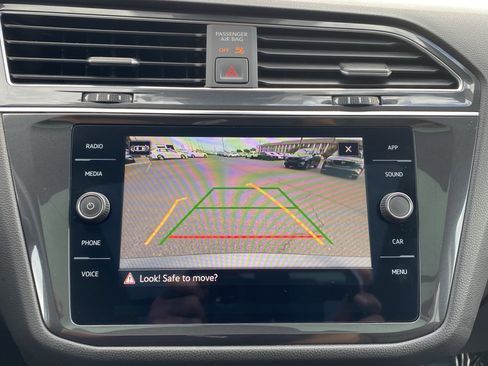 Certified 2022 Volkswagen Tiguan SE w/ Panoramic Sunroof Package image 4