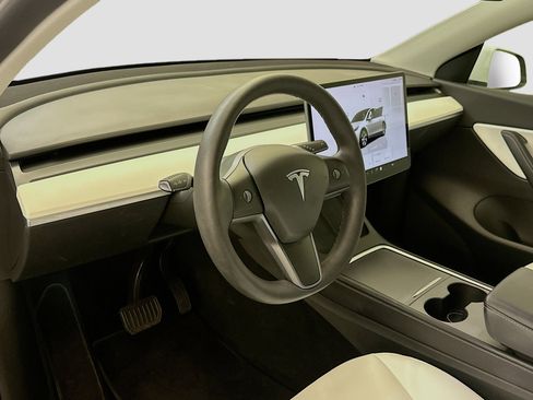 Used 2022 Tesla Model Y Long Range image 18