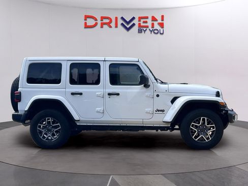 Used 2025 Jeep Wrangler Unlimited Sahara AWD/4WD image 6