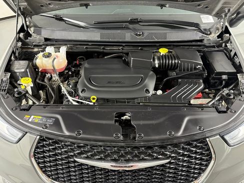 Used 2023 Chrysler Pacifica Touring-L FWD image 43