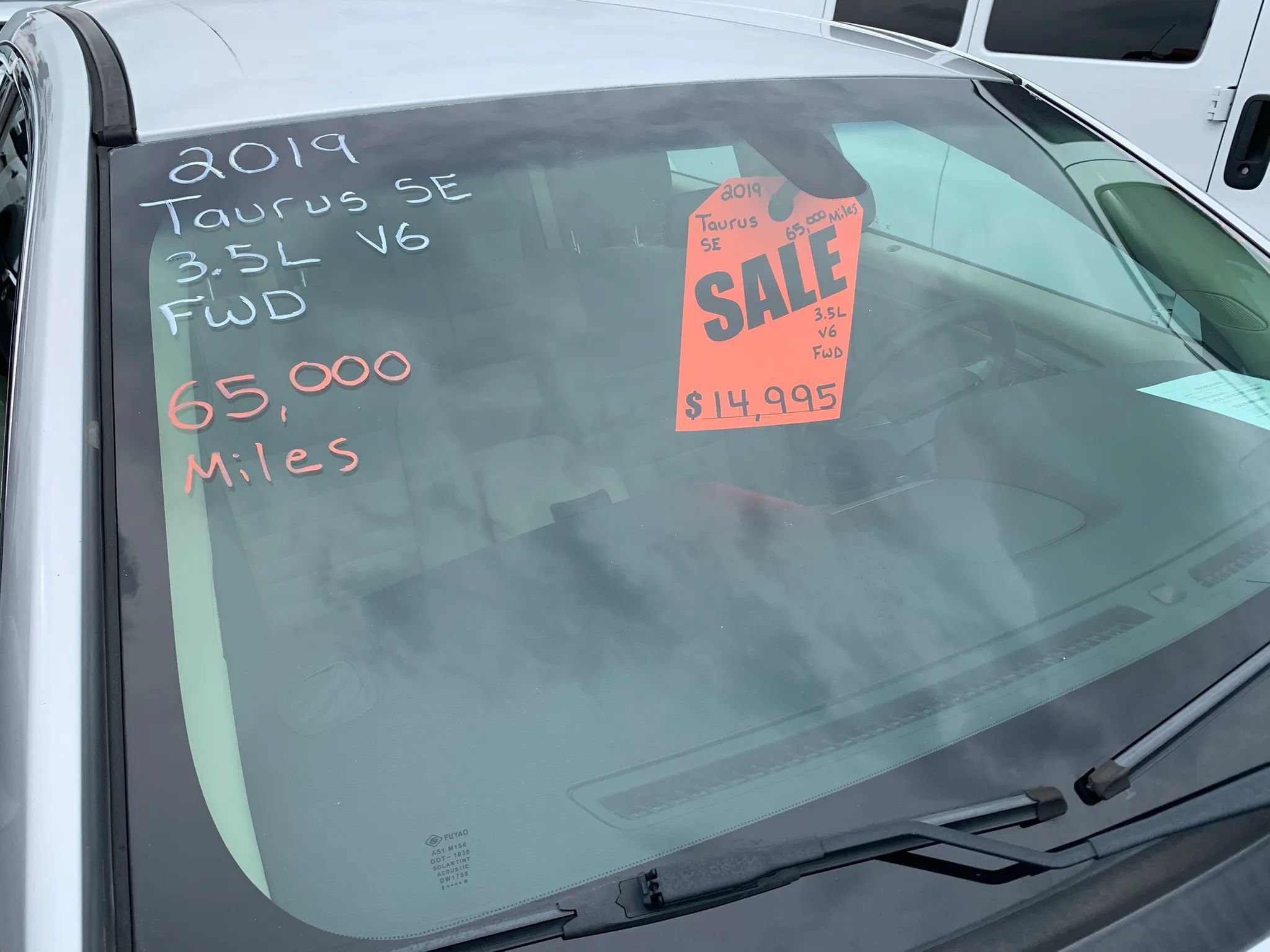 Used 2019 Ford Taurus SE FWD image 3