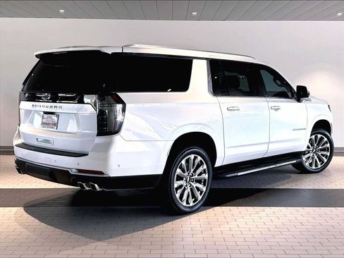 Used 2025 Chevrolet Suburban High Country w/ Sun And Tow Package RWD image 10