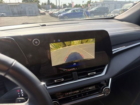 Used 2025 Chevrolet Equinox LT FWD image 24