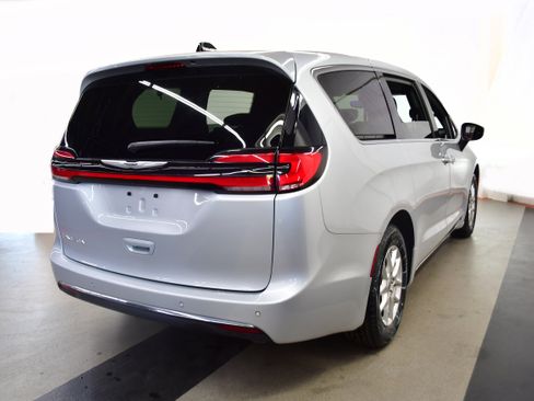 Used 2023 Chrysler Pacifica Touring FWD image 7
