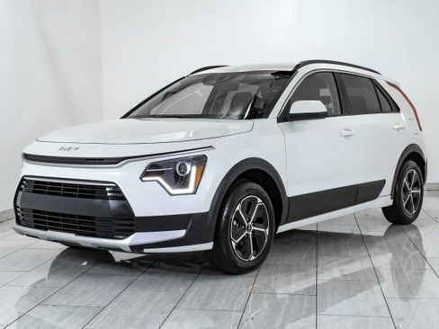 Used 2024 Kia Niro LX image 4