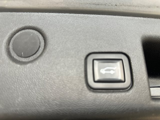 Used 2023 Chevrolet Equinox RS w/ RS Leather Package FWD image 17
