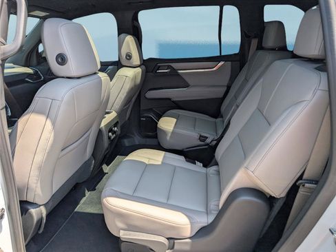 Used 2026 GMC Acadia Elevation w/ Elevation Premium Package FWD image 15