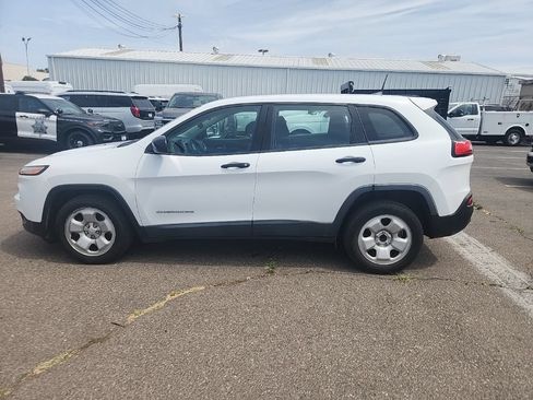 Used 2016 Jeep Cherokee Sport FWD image 9