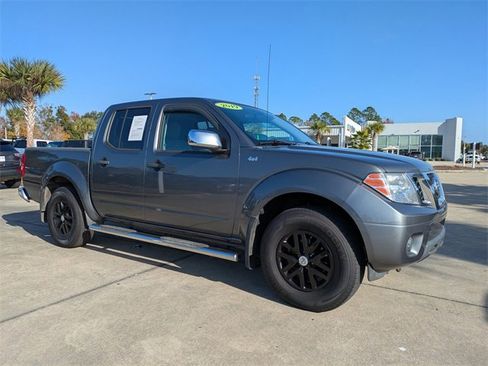 Used 2019 Nissan Frontier SV image 2