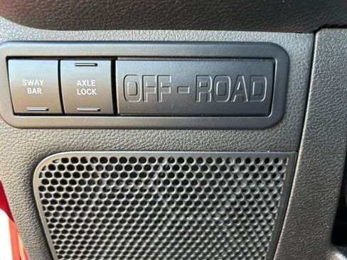 Used 2018 Jeep Wrangler Rubicon w/ Connectivity Group image 17