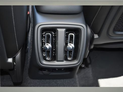 Certified 2025 Volvo XC40 B5 Plus w/ Protection Package Premier image 12