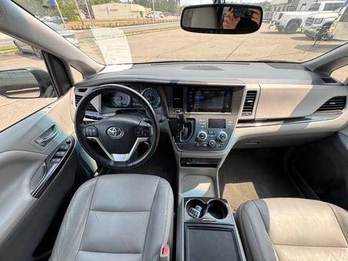 Used 2017 Toyota Sienna XLE w/ XLE Navigation Package FWD image 17