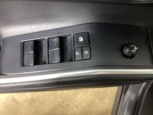Used 2024 Toyota Highlander XLE AWD/4WD image 18