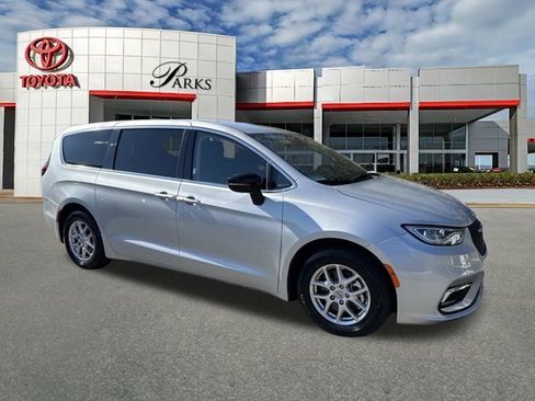 Used 2024 Chrysler Pacifica Touring-L image 1