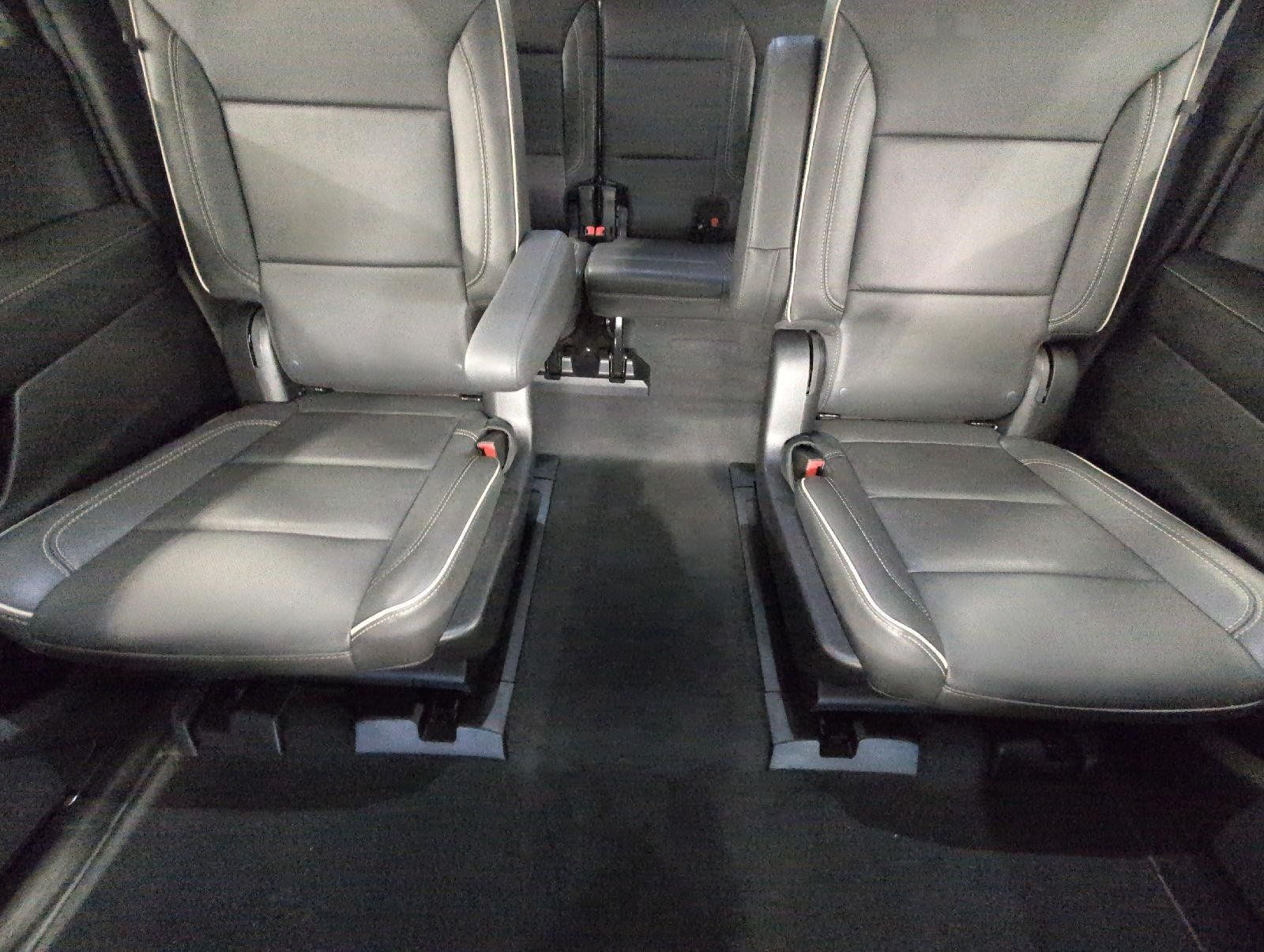 Used 2025 Chevrolet Suburban Premier AWD/4WD image 24