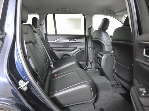 Used 2023 Jeep Grand Cherokee Limited image 19