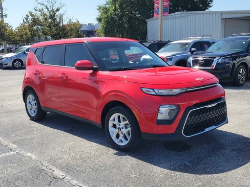 Used 2022 Kia Soul LX w/ Technology Package FWD image 3
