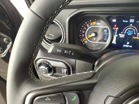 Used 2025 Jeep Gladiator Rubicon AWD/4WD image 19