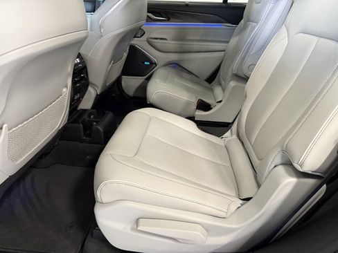 Used 2022 Jeep Grand Cherokee L Overland w/ Luxury Tech Group IV image 19