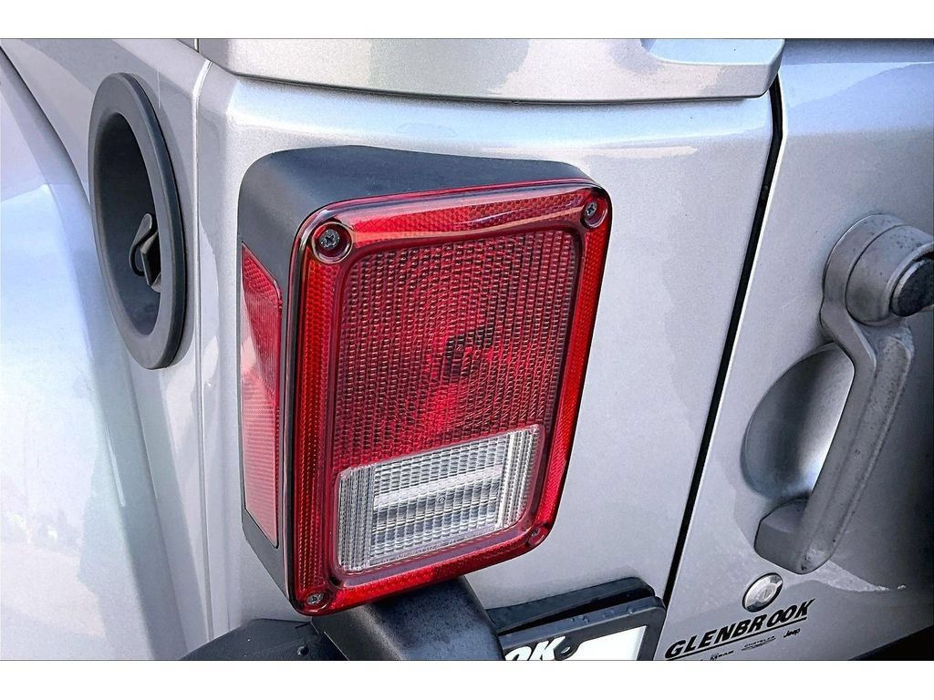 Used 2017 Jeep Wrangler Unlimited Rubicon w/ Connectivity Group AWD/4WD image 36