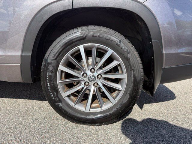 Used 2018 Toyota Highlander XLE AWD/4WD image 11